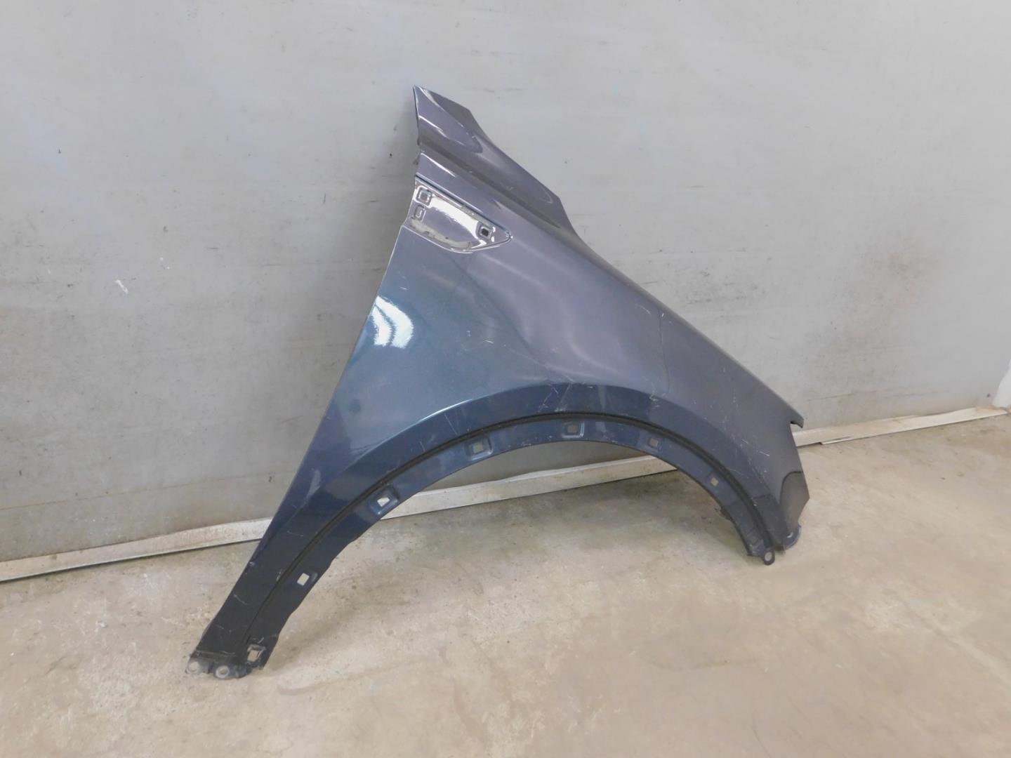 Крыло переднее правое