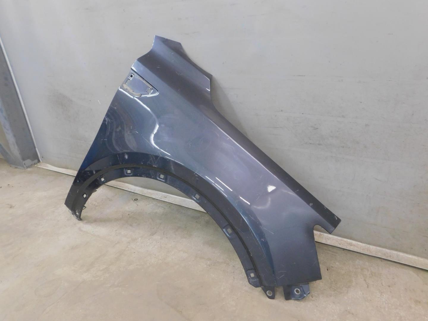 Крыло переднее правое