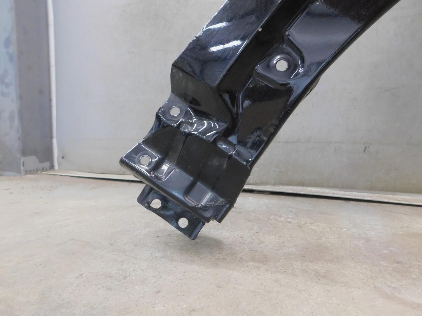 Крыло переднее правое