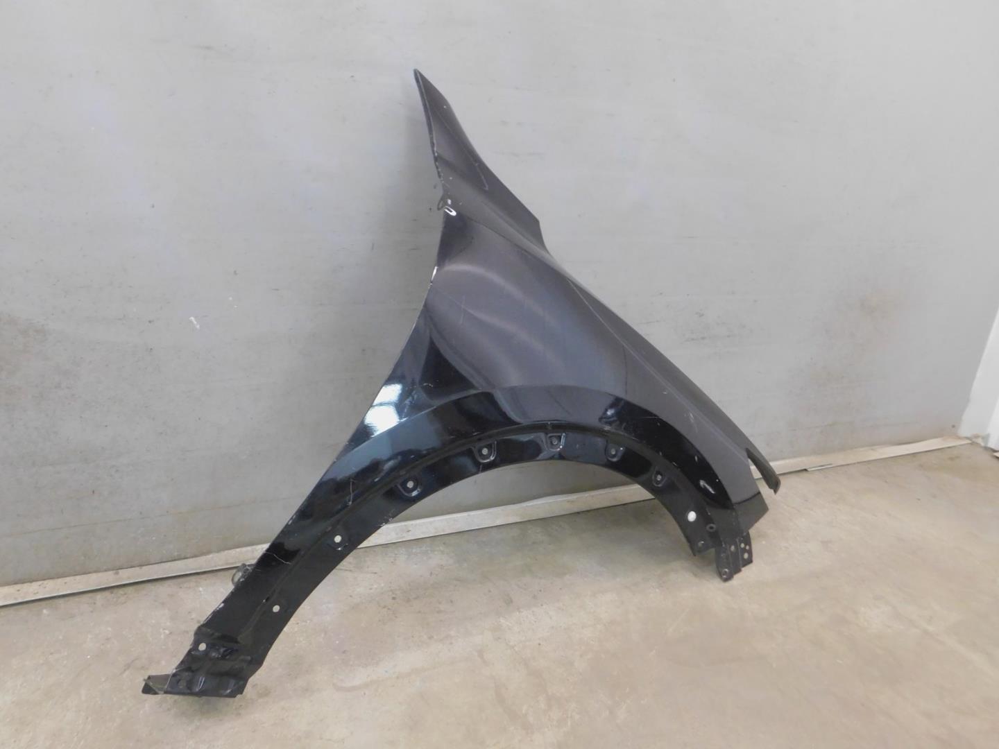 Крыло переднее правое