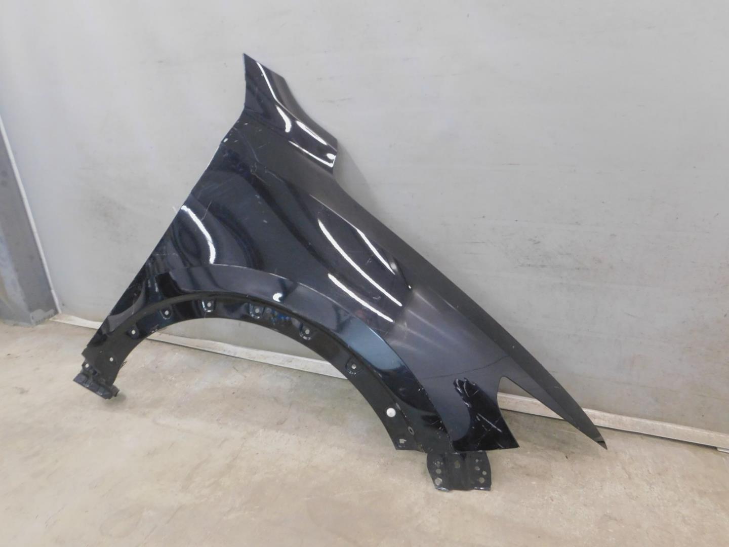 Крыло переднее правое