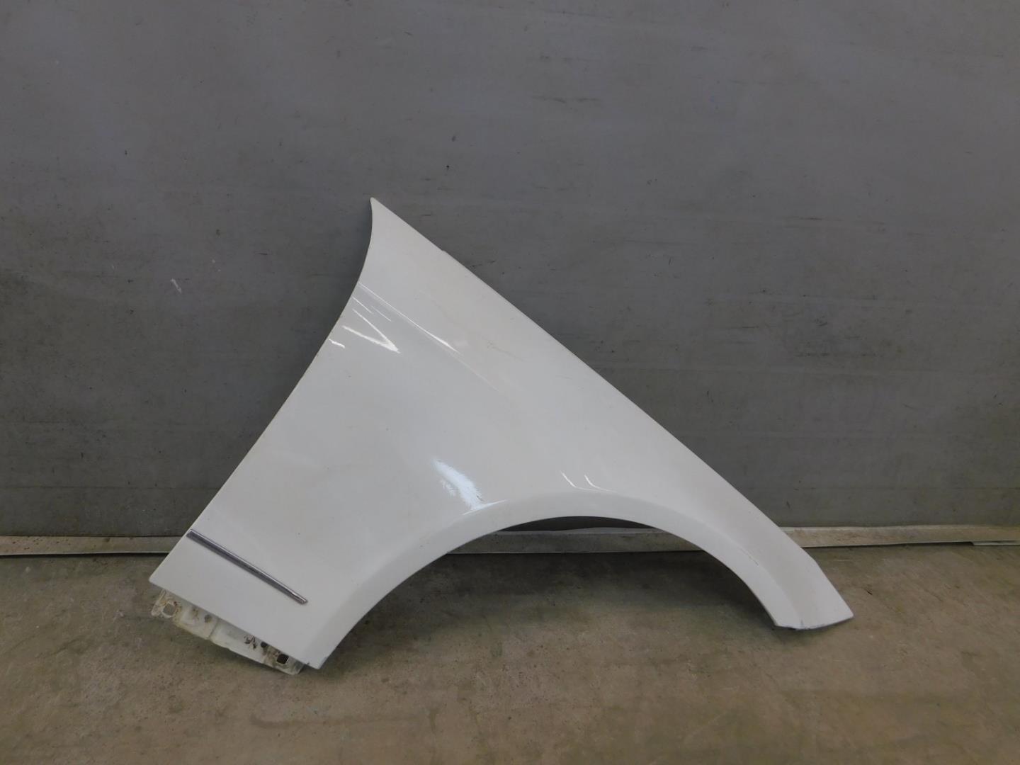 Крыло переднее правое