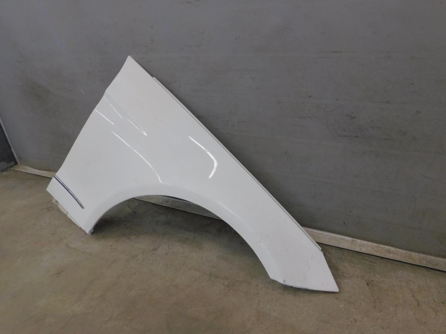 Крыло переднее правое