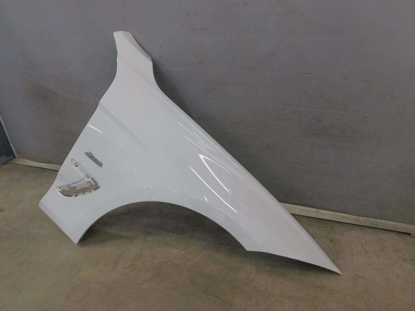 Крыло переднее правое