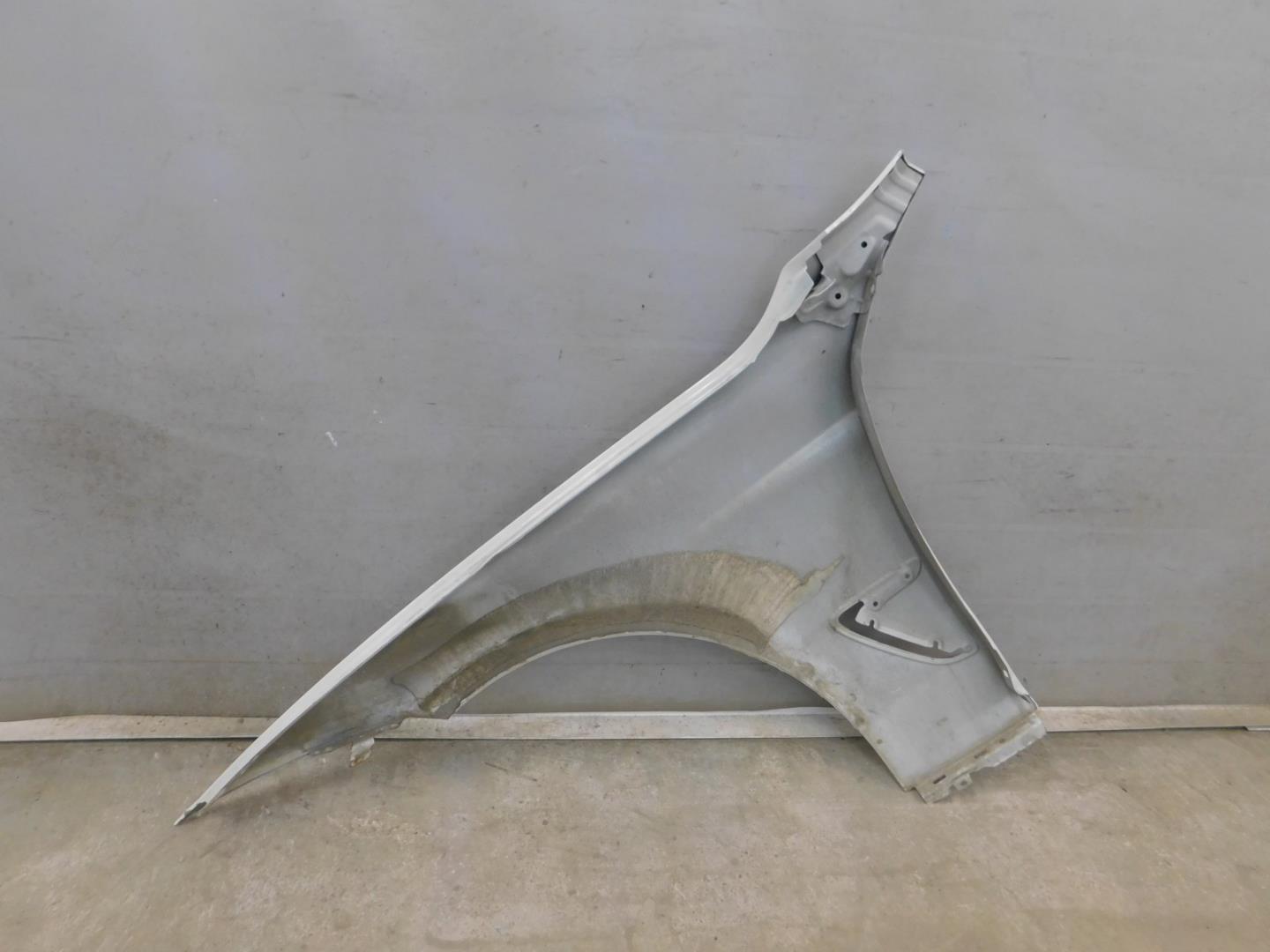 Крыло переднее правое