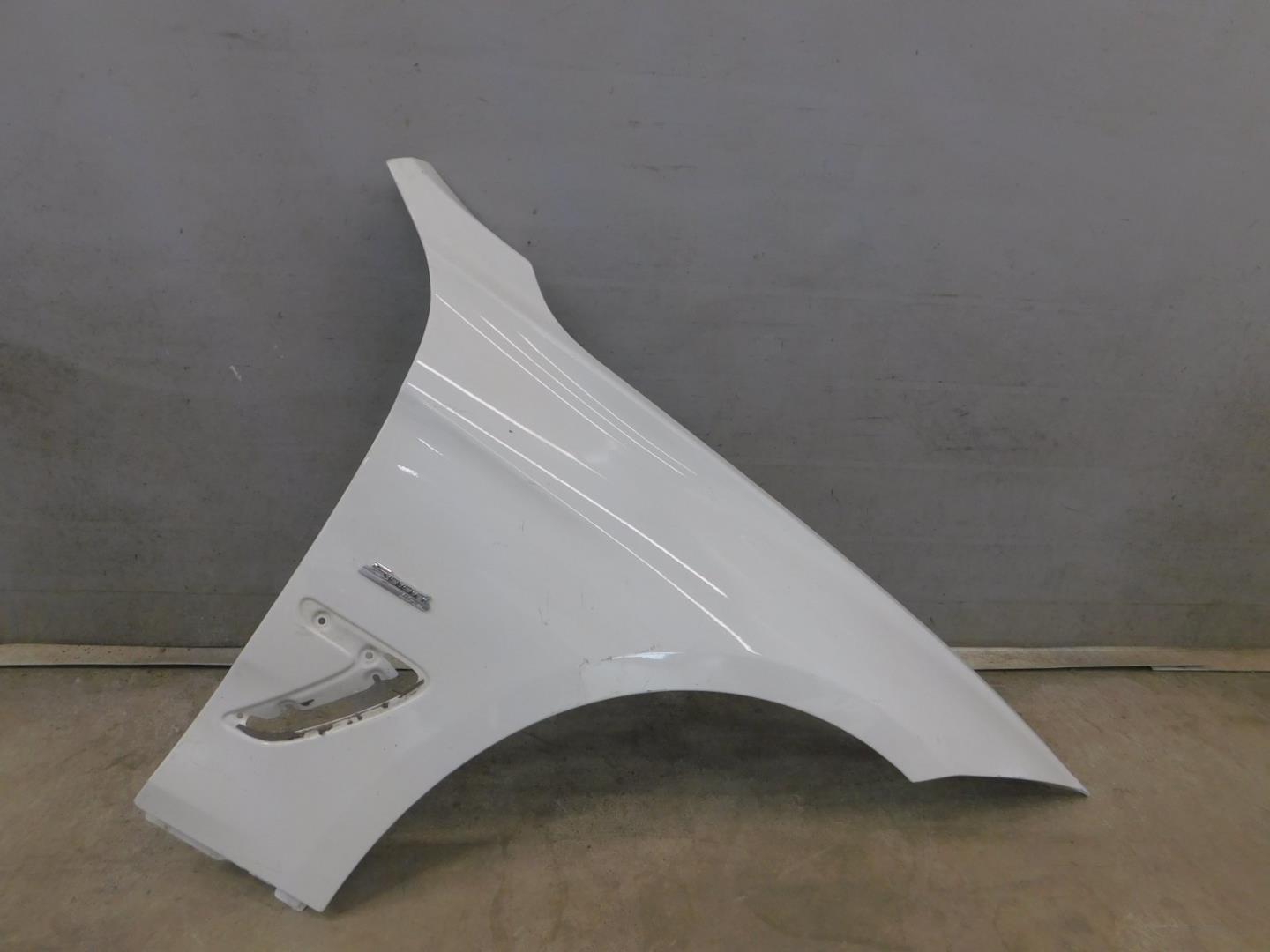 Крыло переднее правое