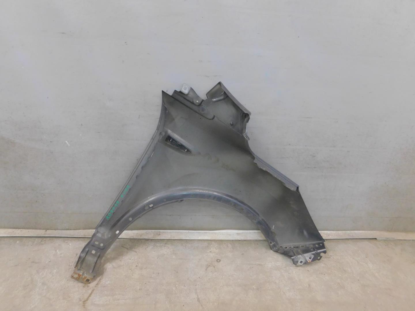 Крыло переднее левое