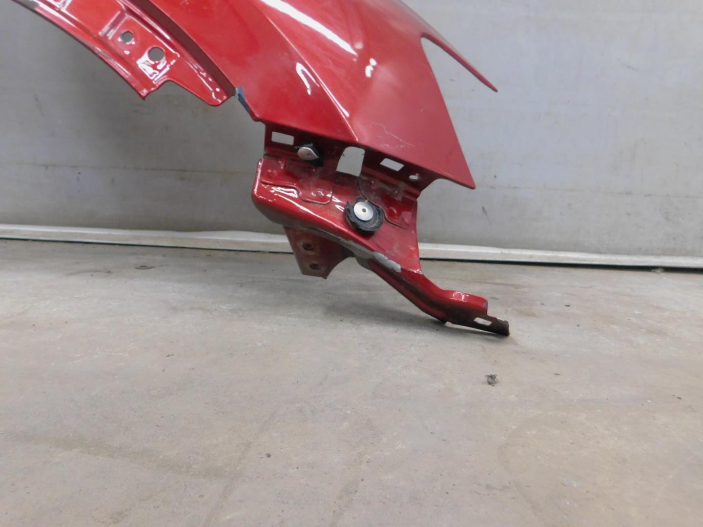 Крыло переднее правое