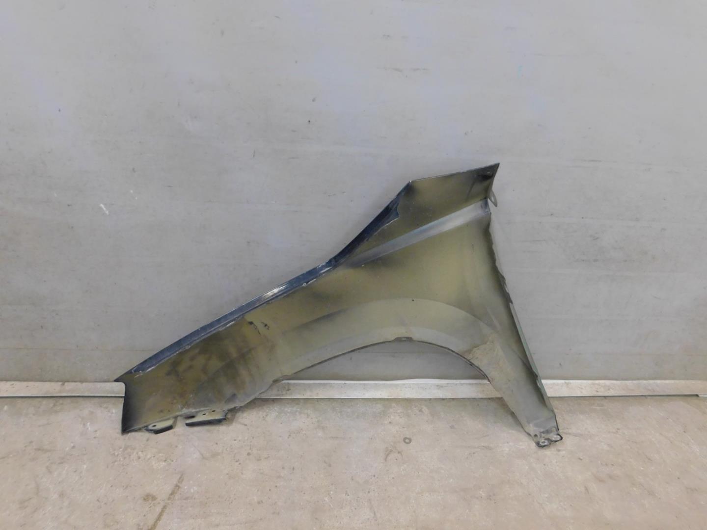 Крыло переднее правое