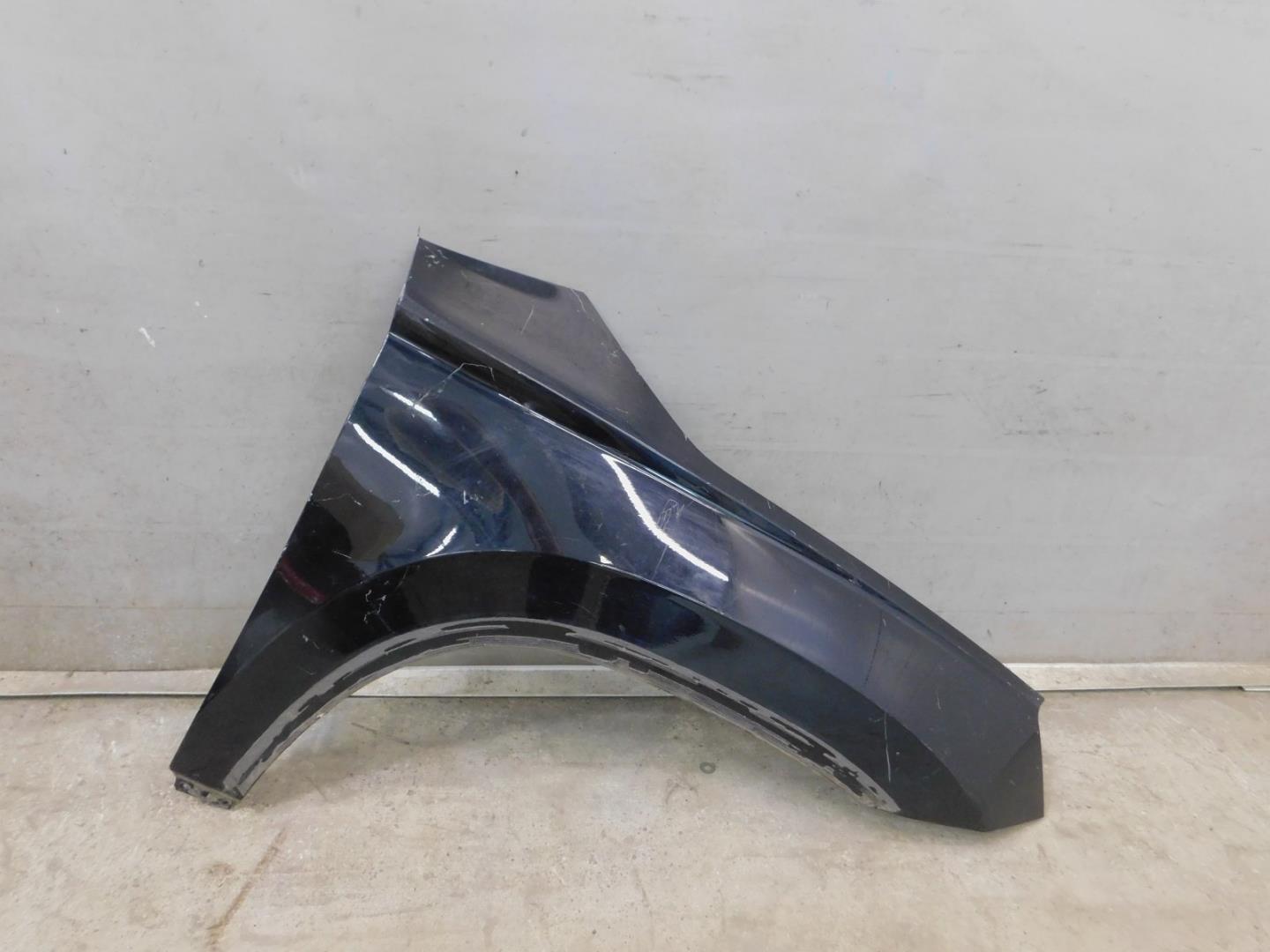 Крыло переднее правое