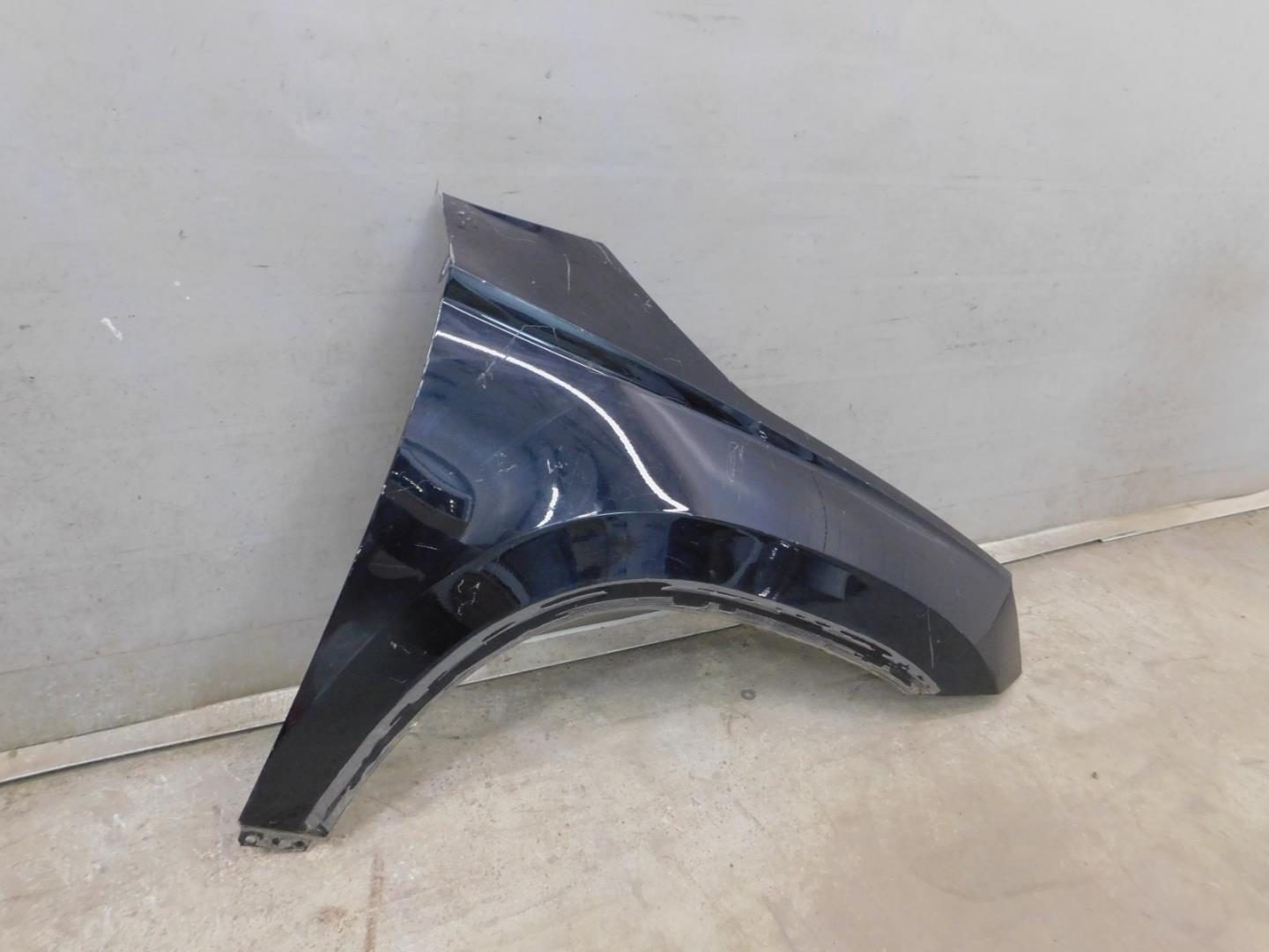 Крыло переднее правое