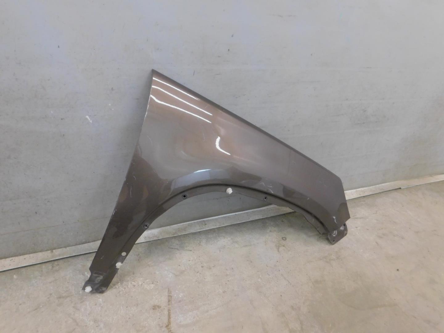 Крыло переднее правое