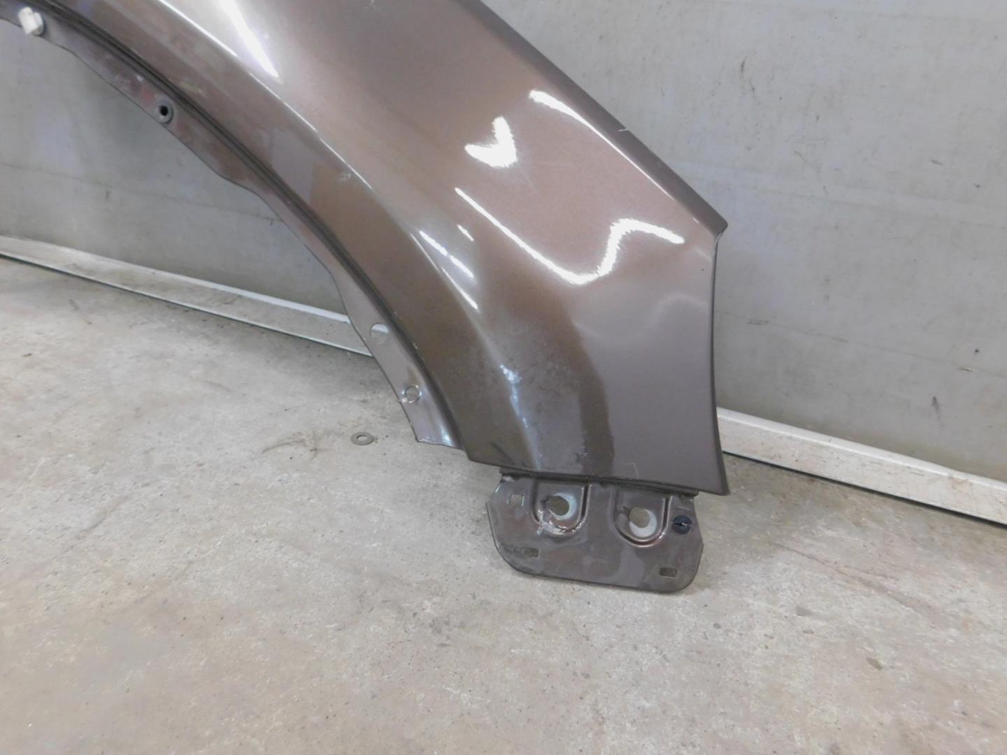 Крыло переднее правое