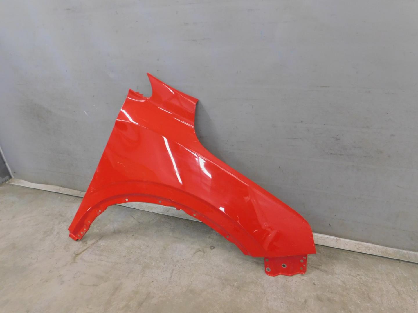 Крыло переднее правое