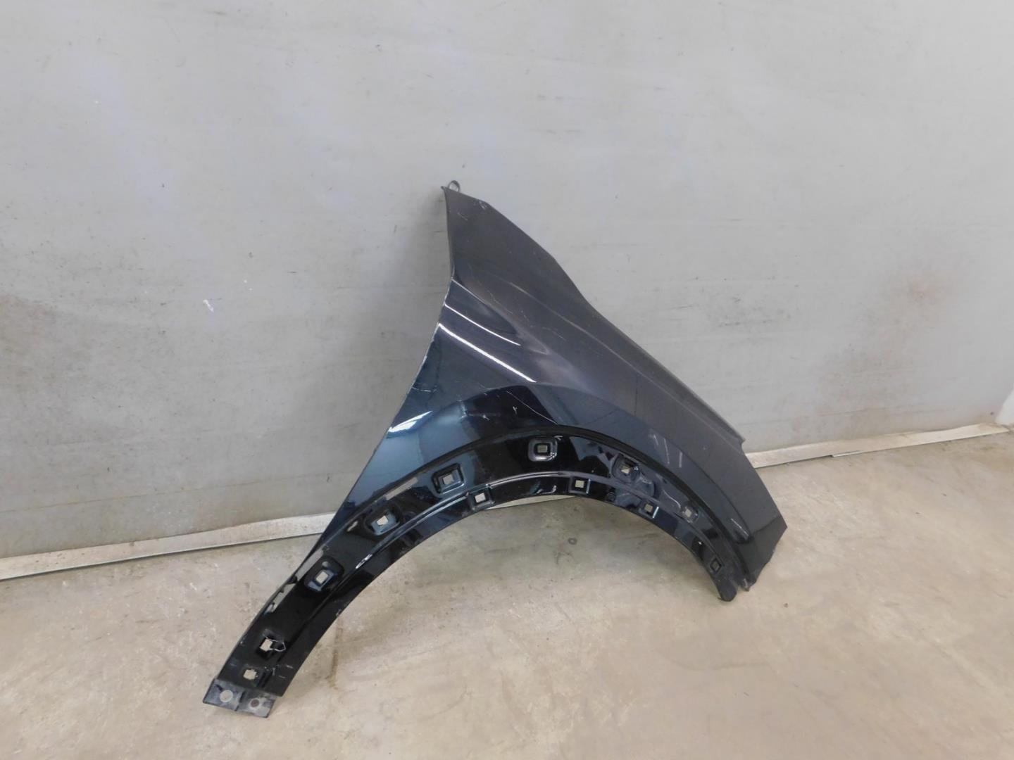 Крыло переднее правое