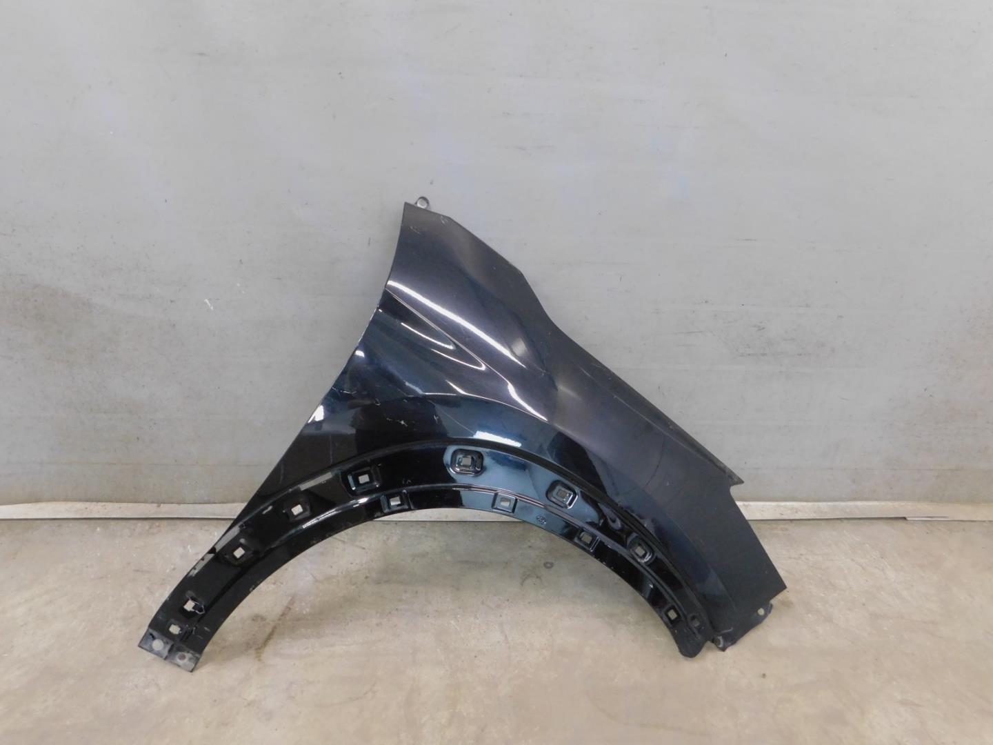 Крыло переднее правое