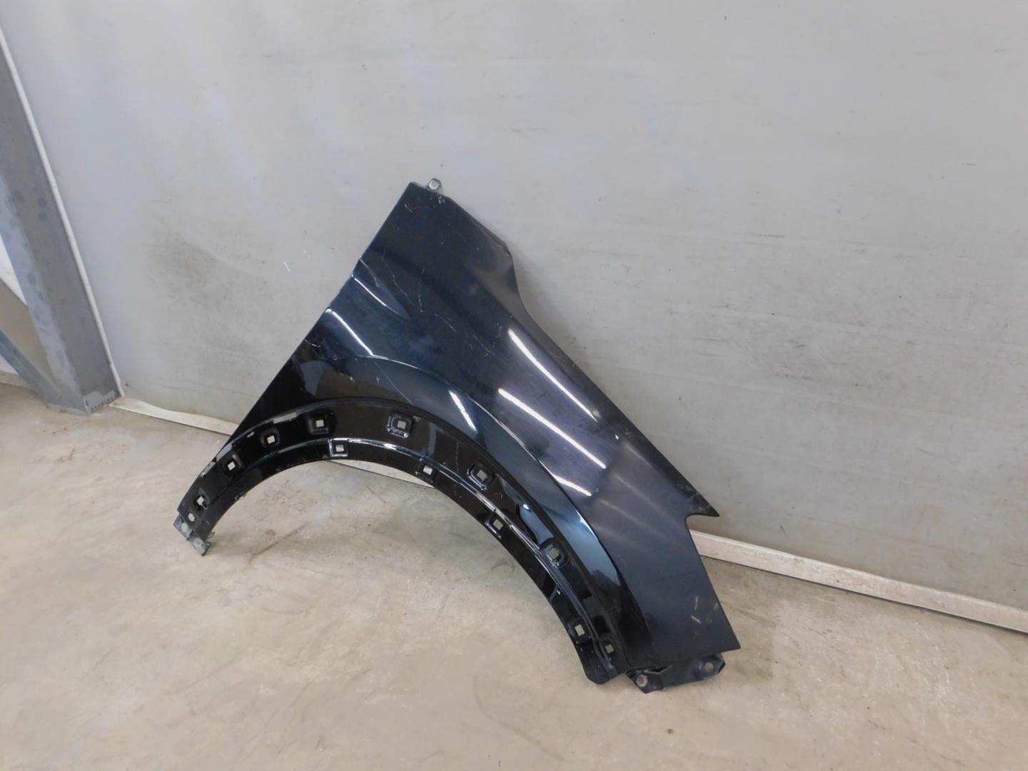 Крыло переднее правое