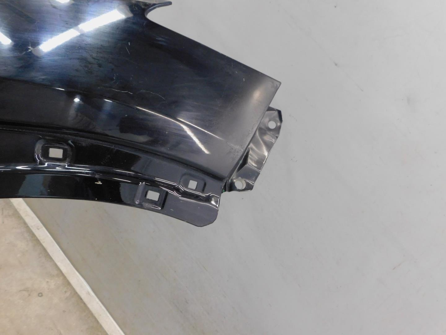 Крыло переднее правое