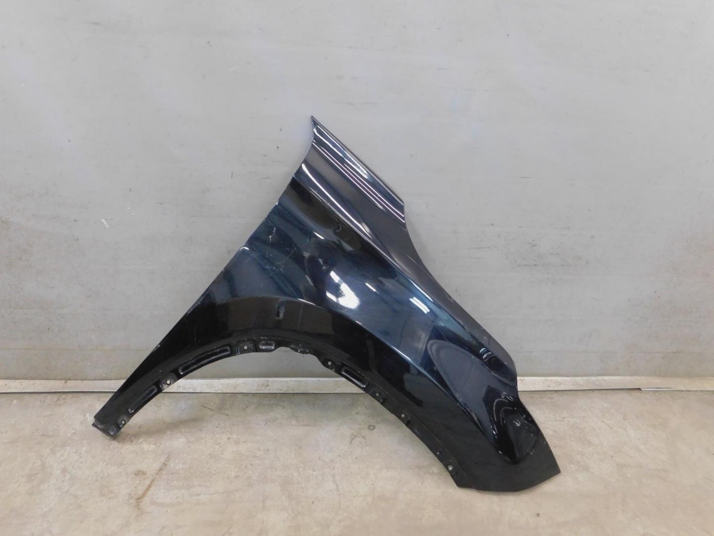 Крыло переднее правое