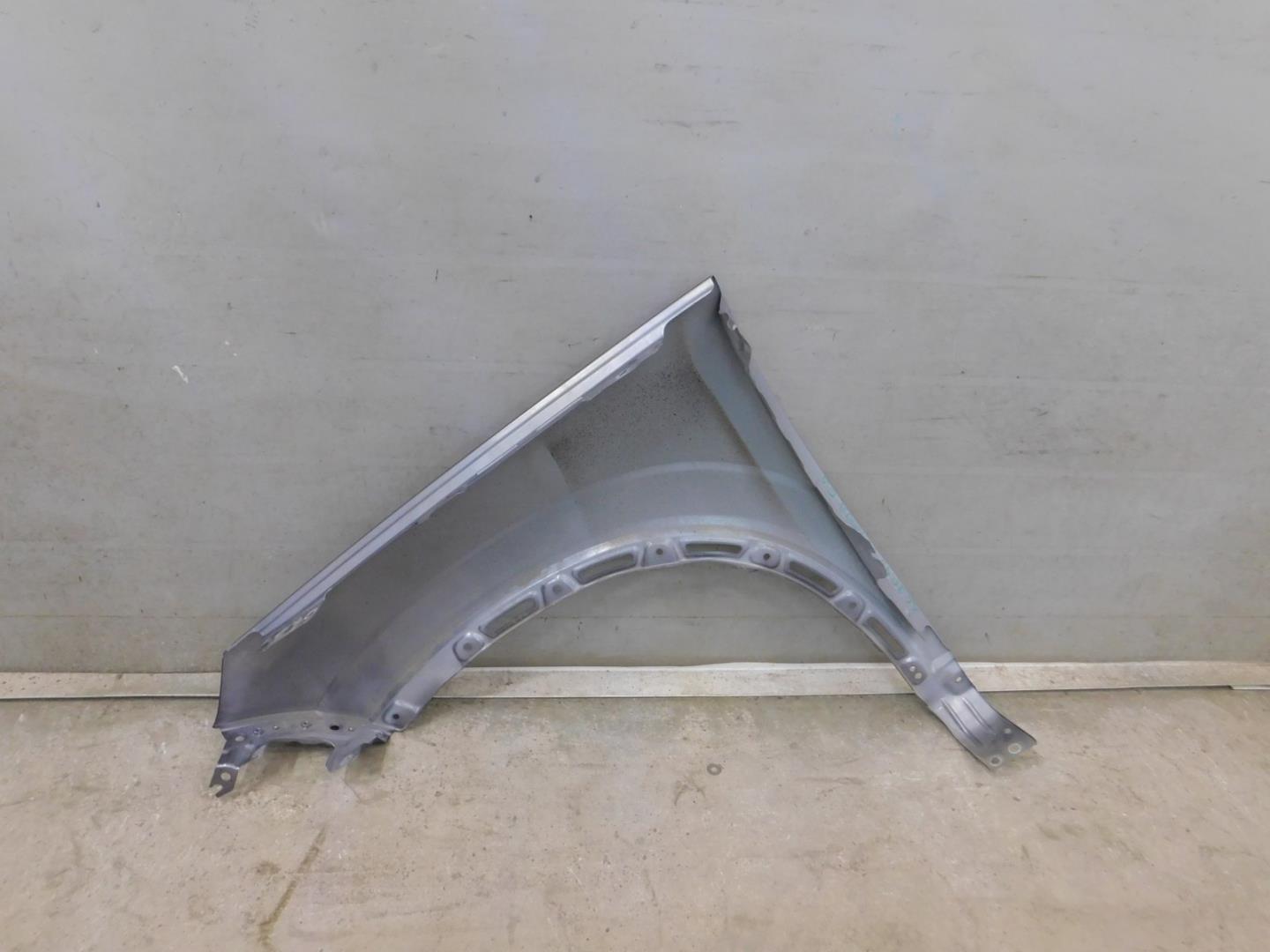 Крыло переднее правое