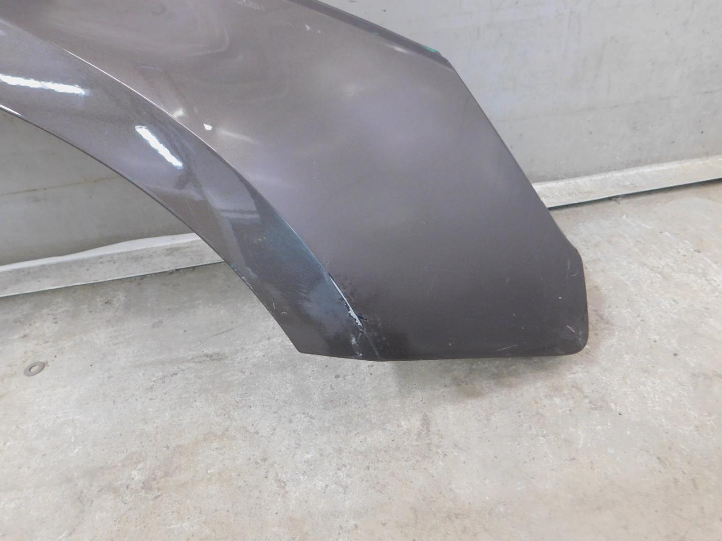 Крыло переднее правое