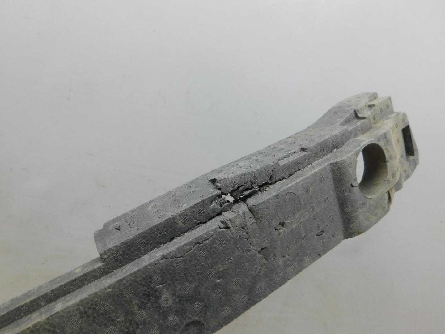 Усилитель переднего бампера