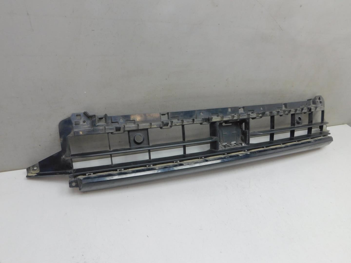 Решетка в бампер центральная