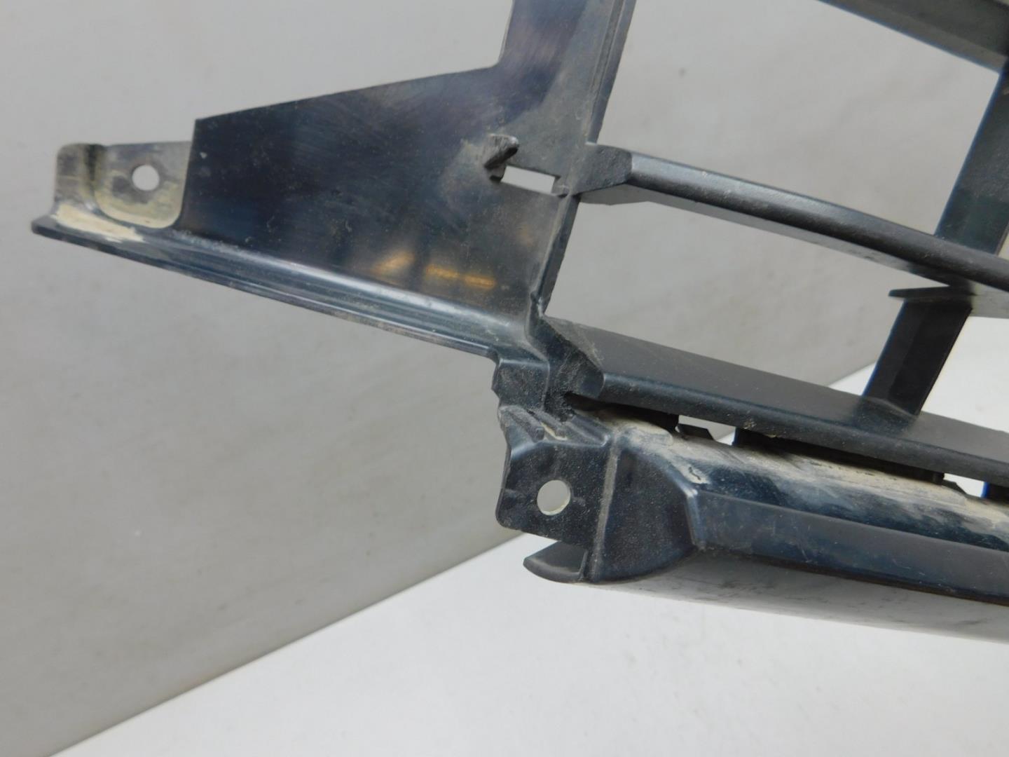 Решетка в бампер центральная