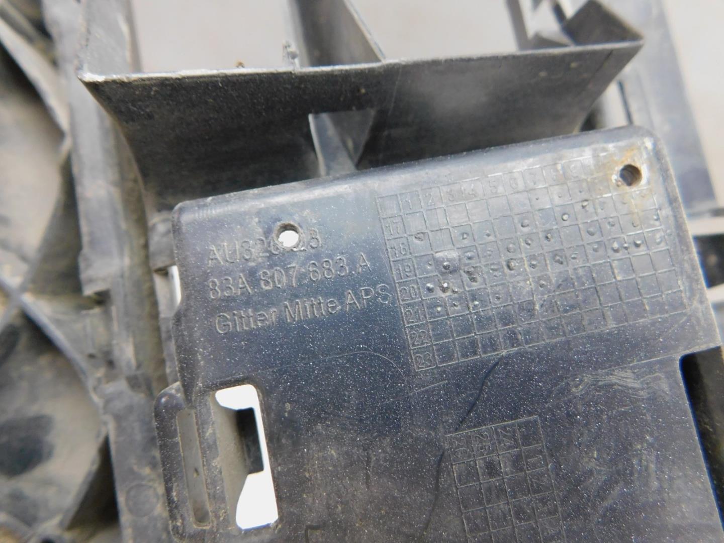 Решетка в бампер центральная