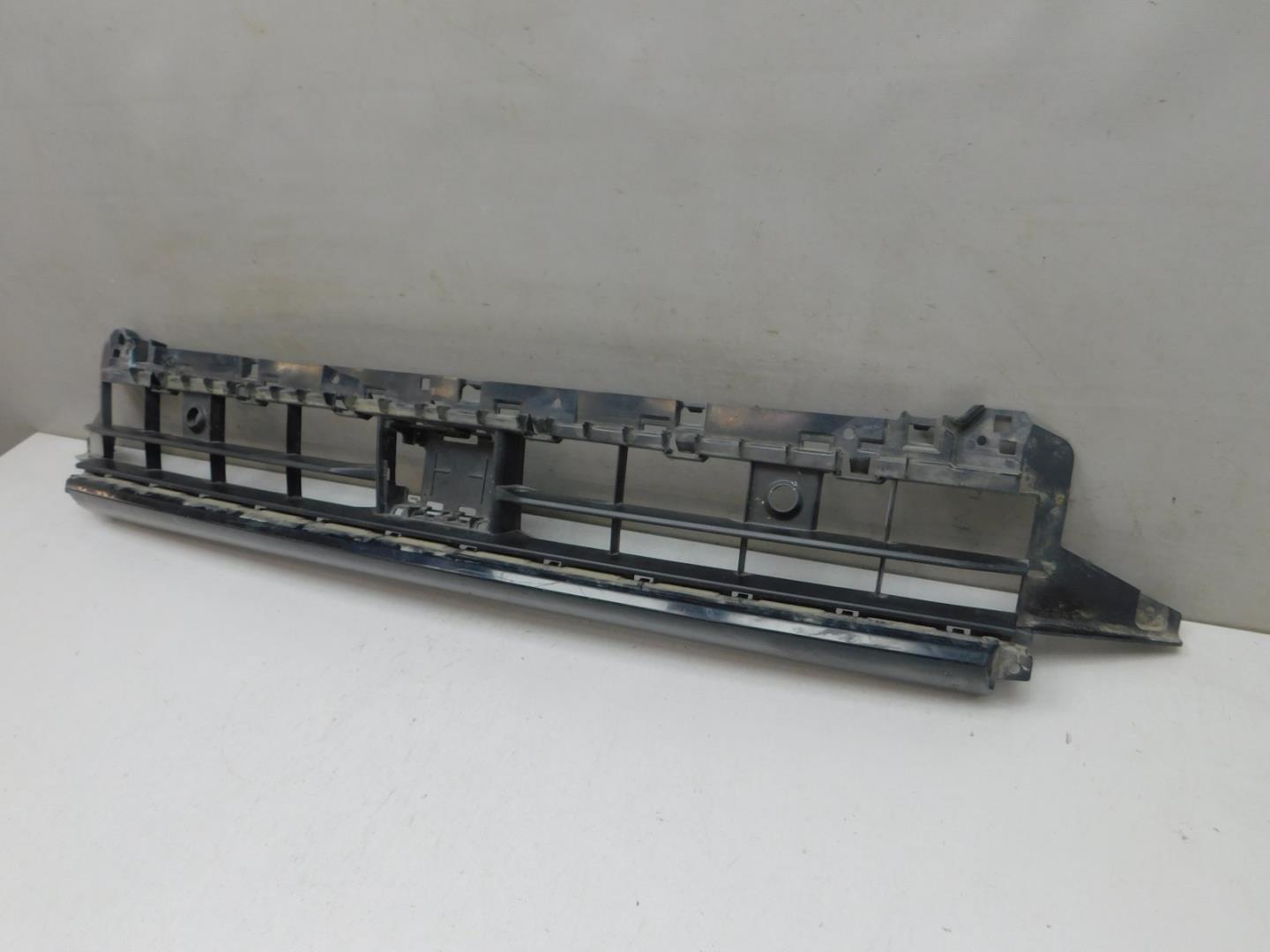 Решетка в бампер центральная