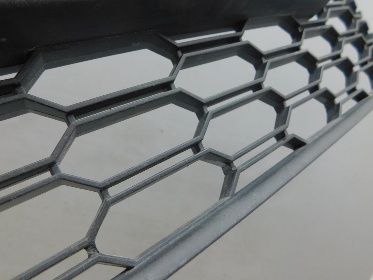 Решетка в бампер центральная