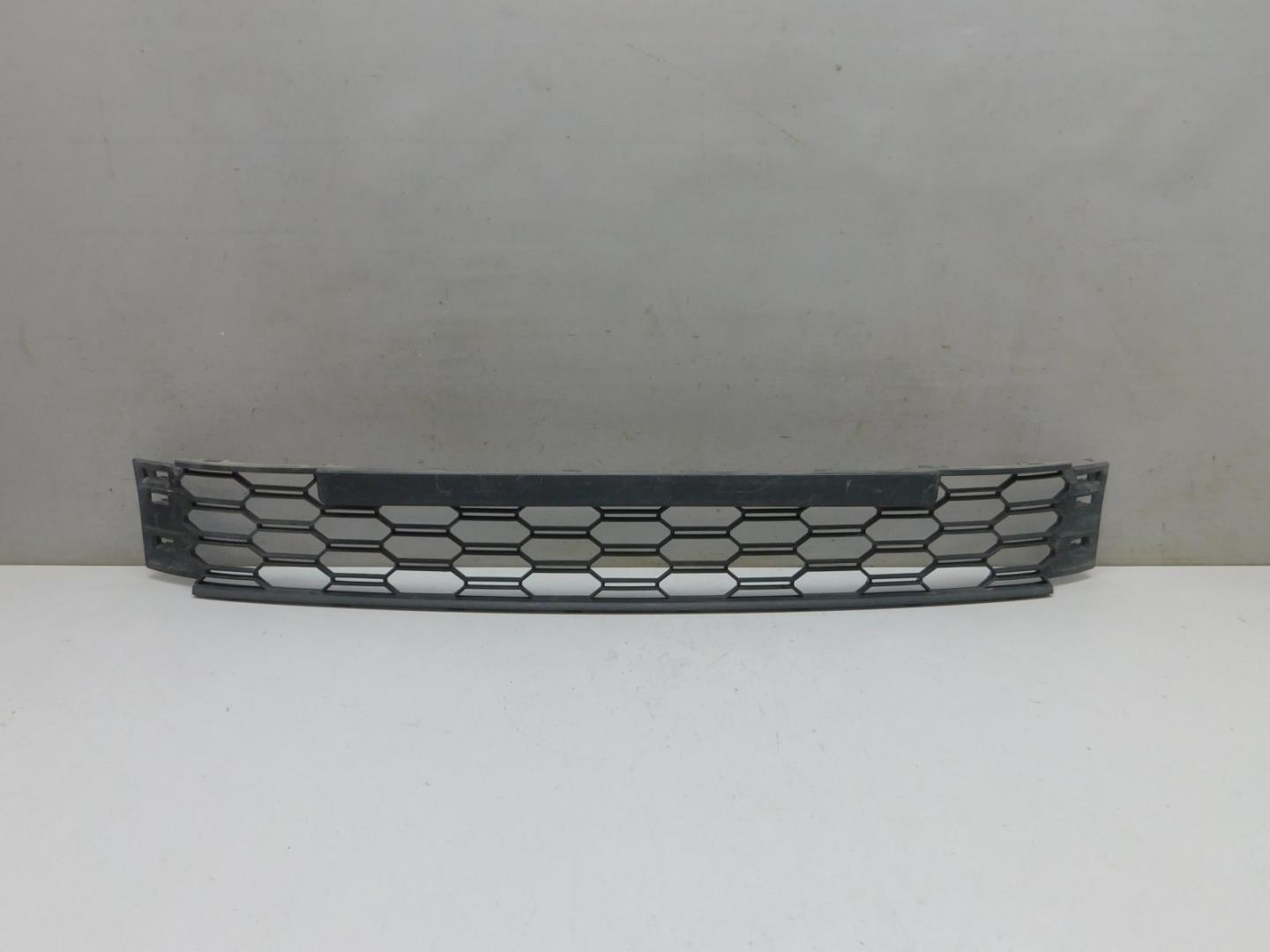 Решетка в бампер центральная