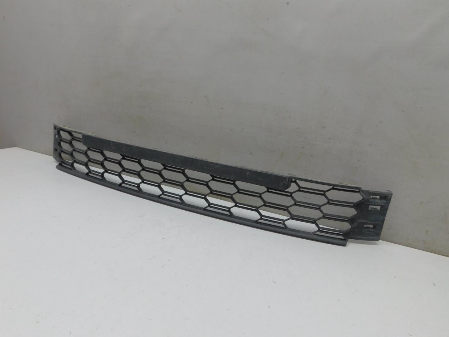 Решетка в бампер центральная