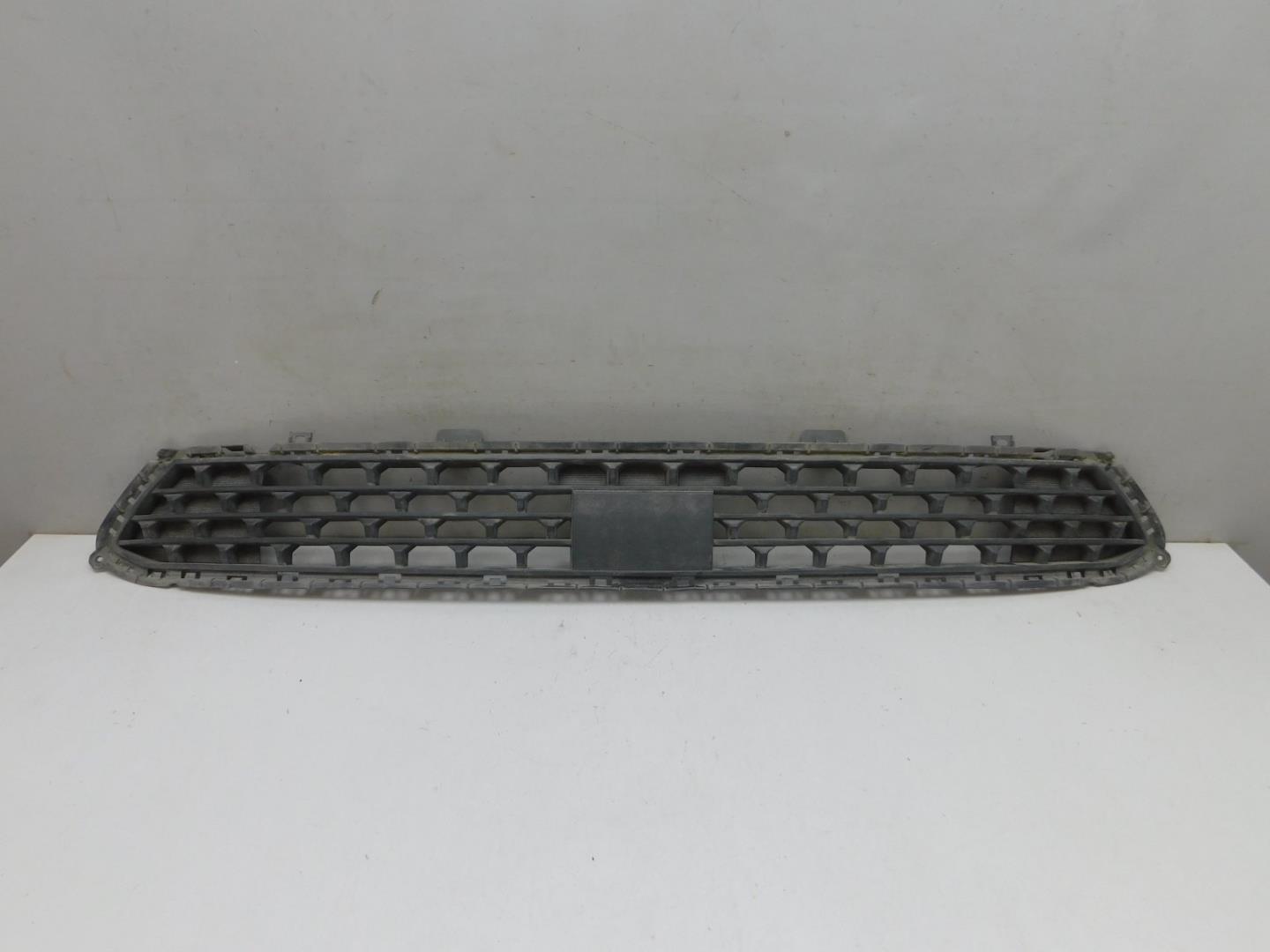 Решетка в бампер центральная