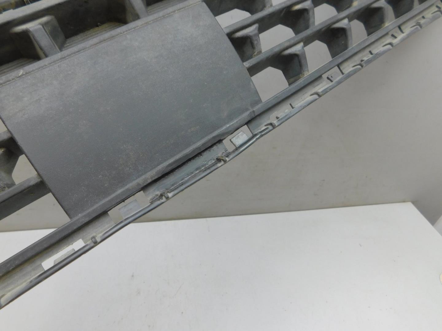 Решетка в бампер центральная