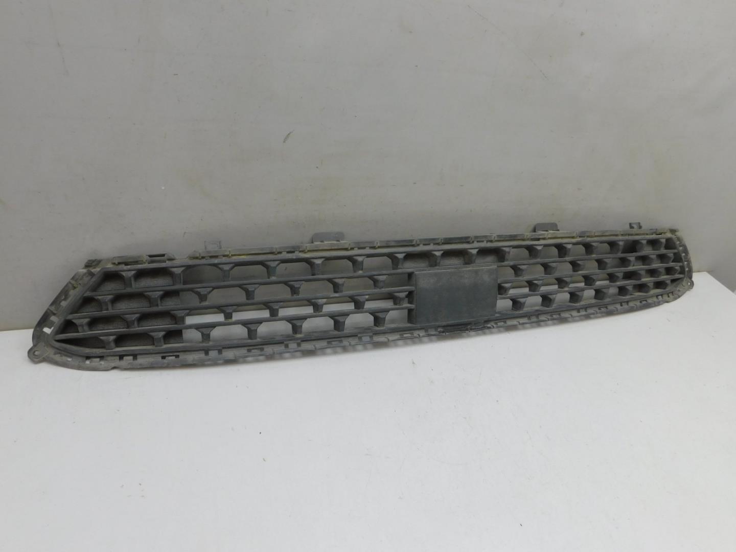 Решетка в бампер центральная