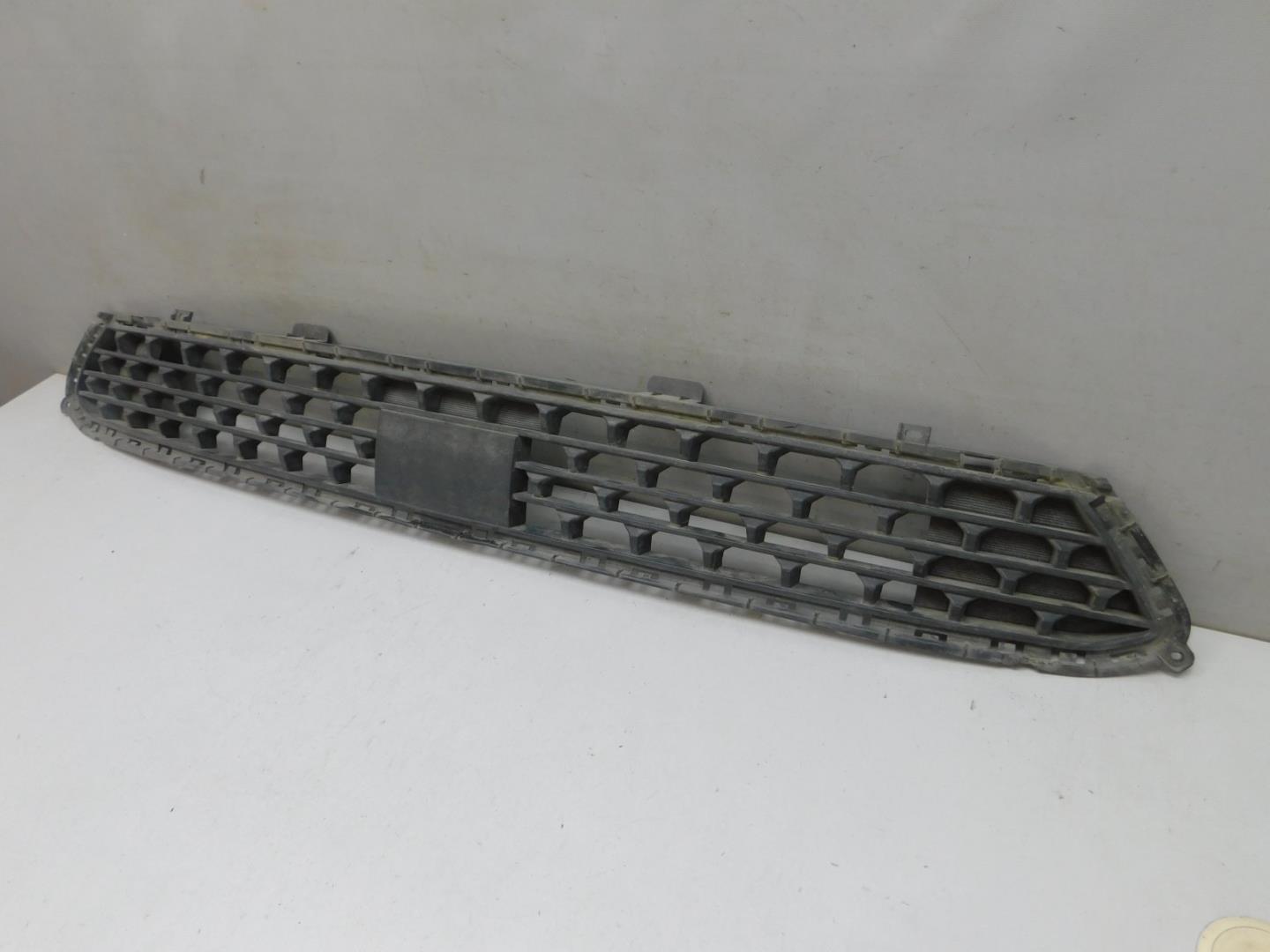 Решетка в бампер центральная