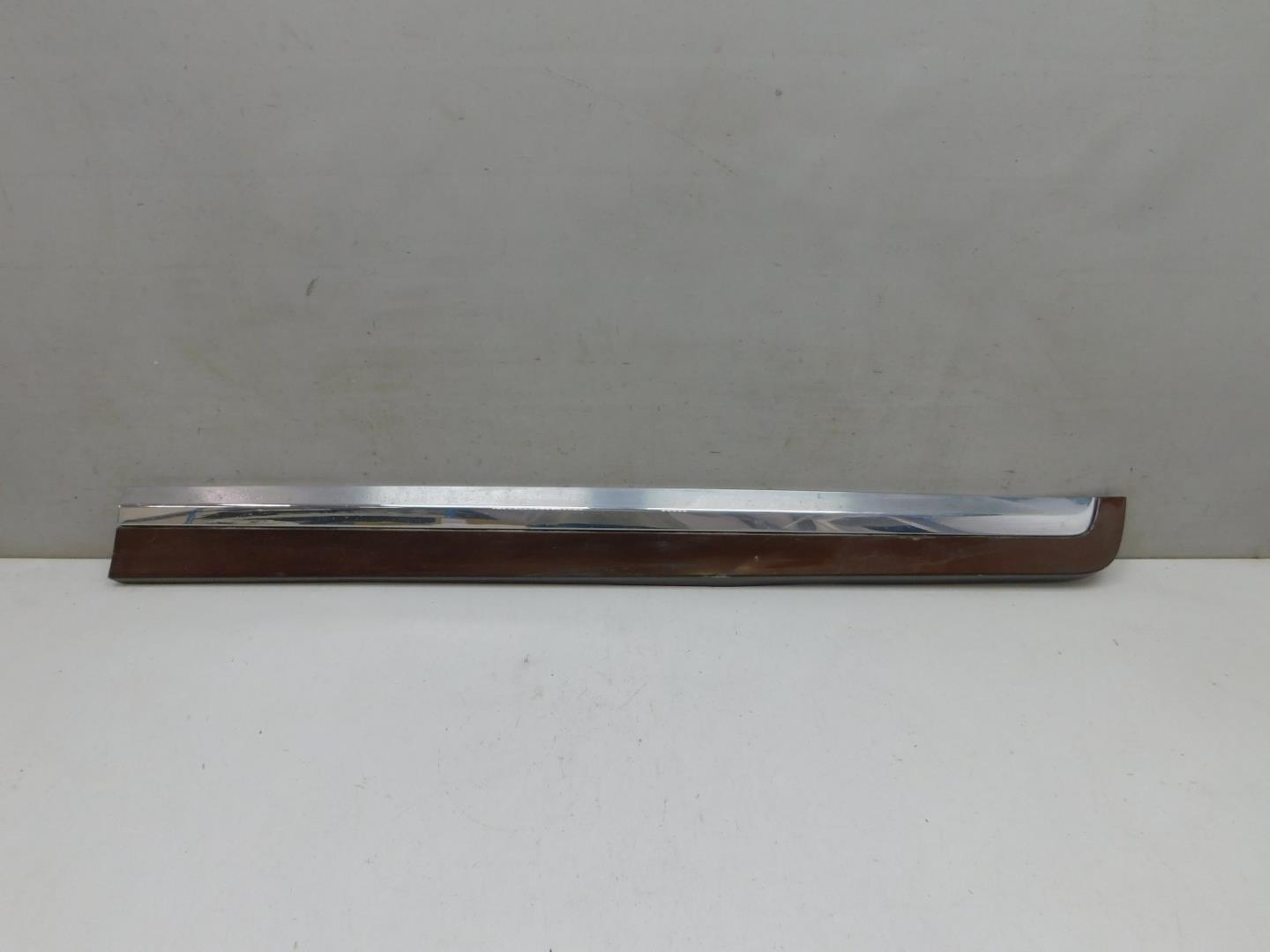 Накладка двери передней правой