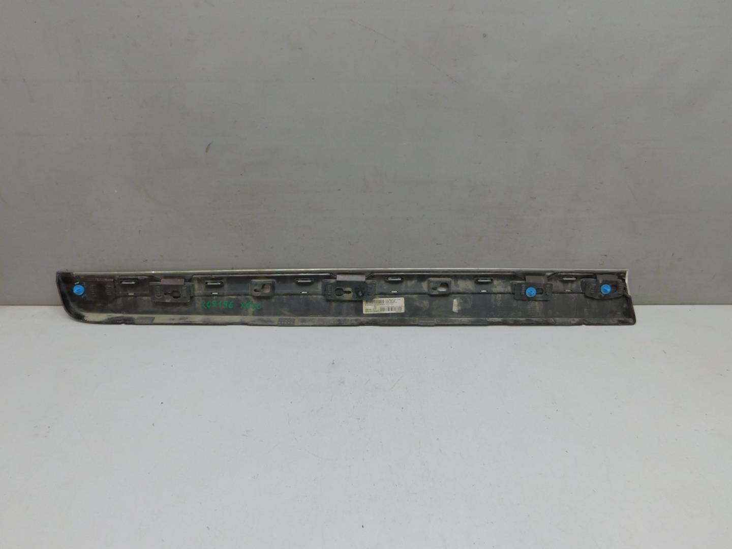 Накладка двери передней правой