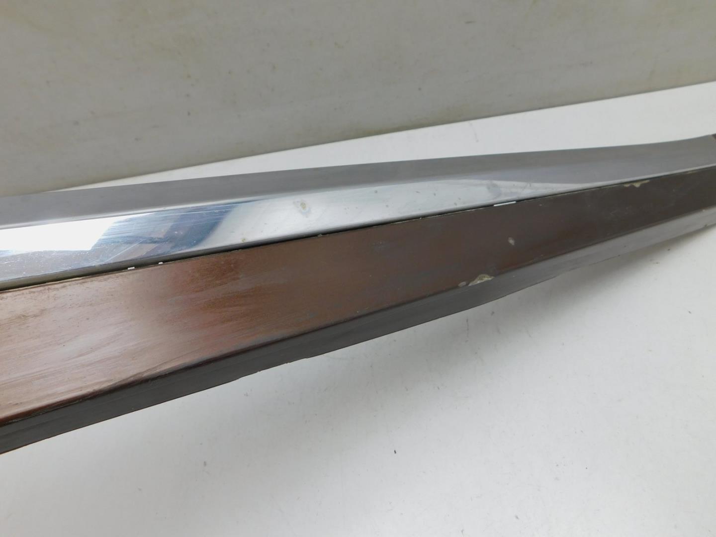 Накладка двери передней правой