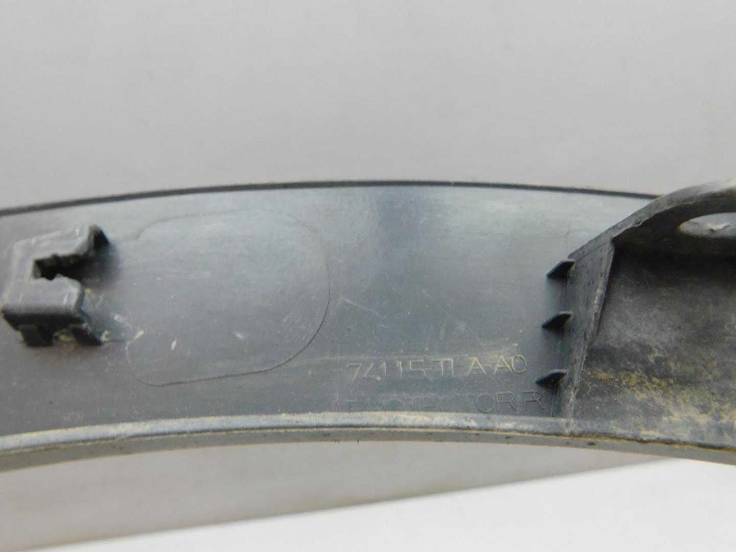 Накладка переднего крыла правого