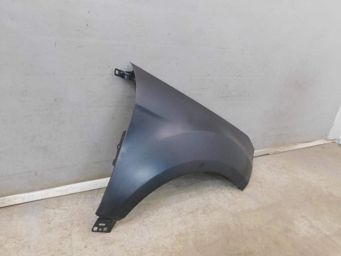 Крыло переднее правое