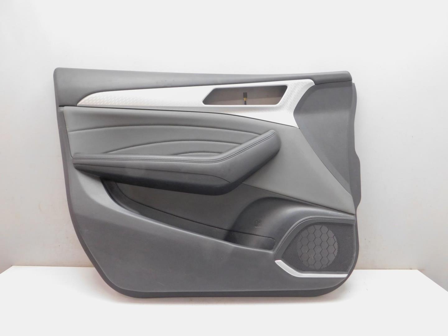 Обшивка двери передней левой