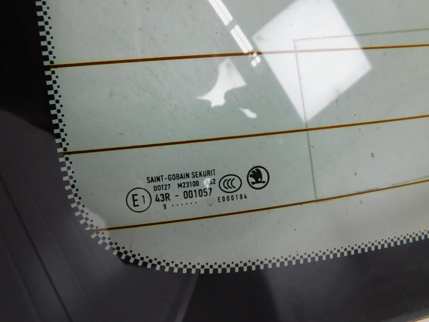 Стекло заднее