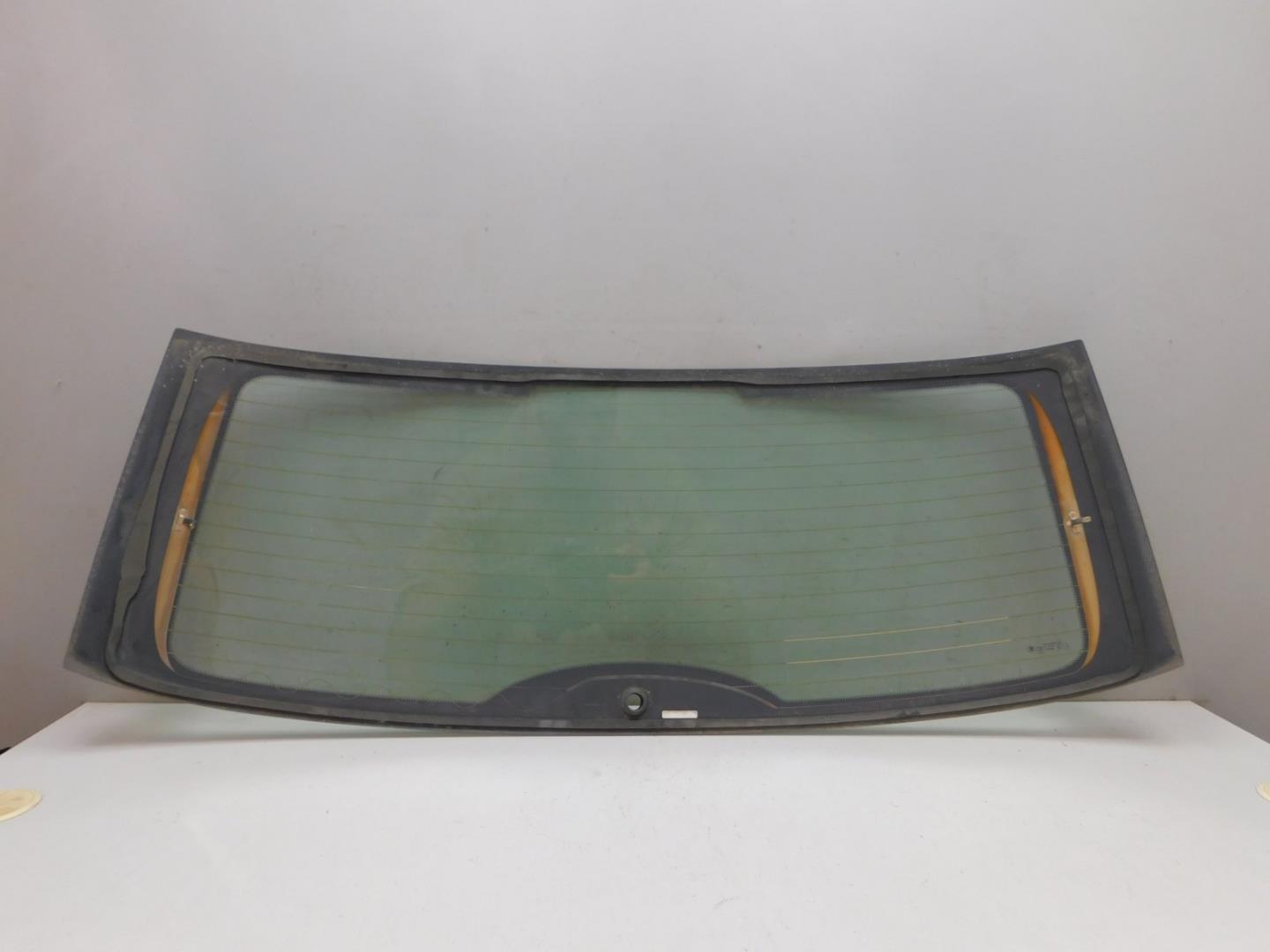 Стекло заднее