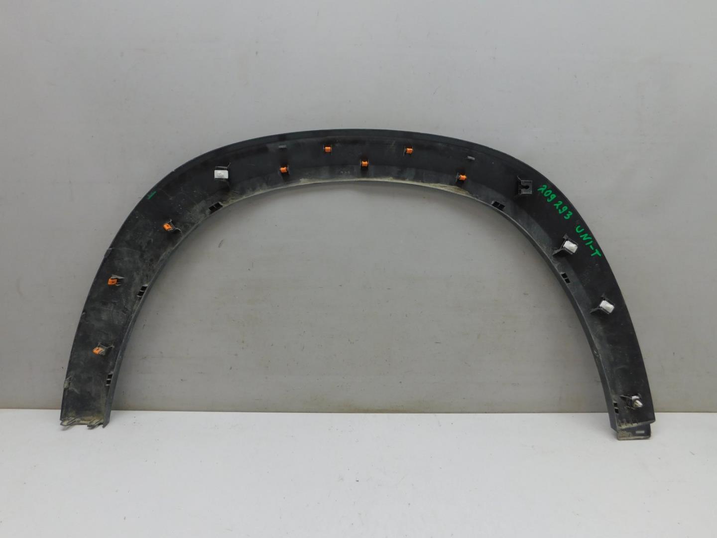 Накладка переднего крыла правого