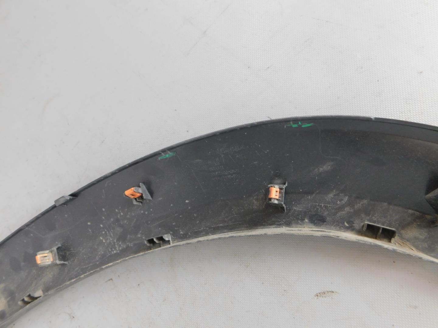 Накладка переднего крыла правого