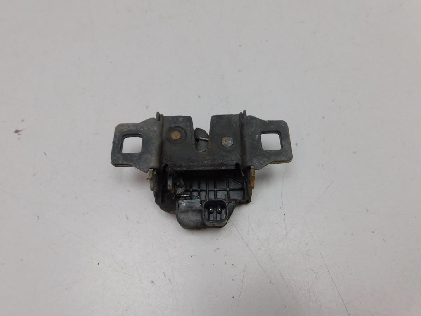 Замок капота