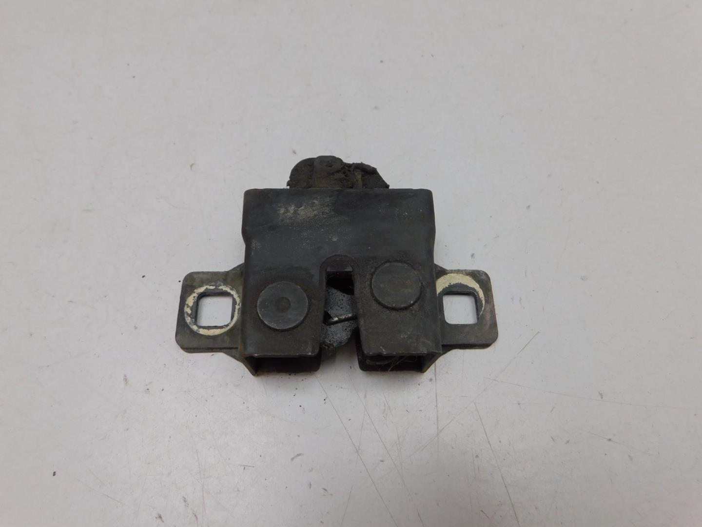 Замок капота