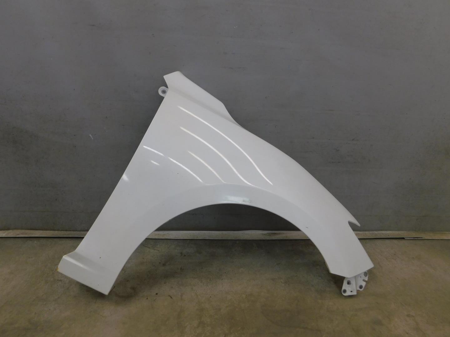 Крыло переднее правое